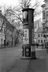 Magyarország, Győr, Bécsi kapu (Erzsébet) tér az Altabak-ház előtt, jobbra a Király utca torkolata., 1941, Nagy István, Nagy József, hirdetőoszlop, plakát, Fortepan #264397