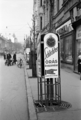 Magyarország, Győr, Schlichter Zoltán órás és ékszerész reklámtáblája a Baross út 29-es számú ház előtt., 1941, Nagy István, Nagy József, hirdetőoszlop, plakát, Fortepan #264400