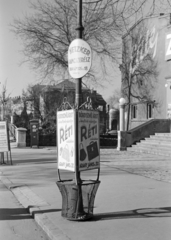 Magyarország, Győr, Bécsi kapu (Erzsébet) tér, hirdetőtábla az ELITE mozi előtt. Háttérben a Radó-szigeten álló KIOSZK épülete látható., 1941, Nagy István, Nagy József, hirdetőoszlop, plakát, Fortepan #264405