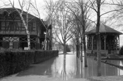 Magyarország, Győr, Radó-sziget, a Győri Csónakázó Egylet regattaháza és a Zenepavilon. A felvétel a Rábán 1940. márciusában levonuló jeges ár idején készült., 1940, Nagy István, Nagy József, Fortepan #264428