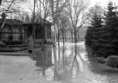 Magyarország, Győr, Radó-sziget, a Győri Csónakázó Egylet regattaháza és a Zenepavilon. A felvétel a Rábán 1940. márciusában levonuló jeges ár idején készült., 1940, Nagy István, Nagy József, Fortepan #264429