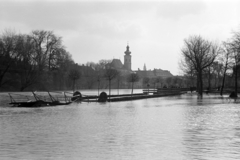 Magyarország, Győr, Radó-sziget, az uszodai gyaloghíd roncsa a Rába folyón1940. márciusában levonuló jeges ár idején. Túlparton a Bécsi kapu (Erzsébet) téren a Karmelita templom, ettől jobbra a Kettős híd látható., 1940, Nagy István, Nagy József, Fortepan #264430