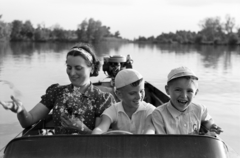 Hungary, Győr, a felvétel a Mosoni-Dunán készült., 1941, Nagy István, Best of, portrait, three people, dotted dress, motorboat, bouquet, twins, Fortepan #264448