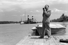 Hungary, Gönyű, Duna-part, háttérben a Töhötöm oldalkerekes vontató gőzhajó., 1941, Nagy István, Best of, portrait, boat, camera, steamboat, photography, Fortepan #264458