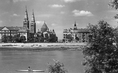 Magyarország, Szeged, Szemben a Somogyi utca torkolata, balra a Fogadalmi templom, jobbra a Szerb-ortodox templom tornya látszik., 1957, Fődi Gábor, folyó, kajak, Schulek Frigyes-terv, torony, toronyóra, székesegyház, Tisza, Fortepan #26447