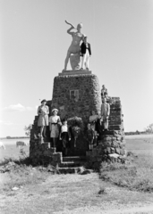 Hungary, Szombathely, Jáki út, Köztemető. A felvétel az első világháborús katonai temetőben felállított hősi emlékszobor, az Árpád-kori kürtös előtt készült., 1941, Nagy István, Fortepan #264473