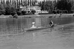 Hungary, Győr, Mosoni-Duna a Rába torkolata és a Kossuth híd között. Szemben a Győri Torna és Evezős Egylet (később Rába ETO, ma Győri Vízügy-Spartacus Evezős Klub) csónakháza., 1941, Nagy István, boat, paddling, resort, Fortepan #264480