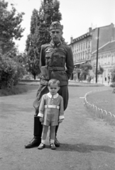 Magyarország, Győr, Bisinger sétány. Háttérben a Royal szálloda és a Fehér Hajó szálloda., 1942, Nagy István, Nagy József, haditudósító, pisztolytáska, egyenruha, Fortepan #264485