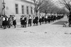 Hungary, Győr, a Győri Magyar Királyi Állami Tanitónőképző-intézet végzőseinek ballagása. A menet a Schwarzenberg (Homok) utcából a Kiss János (Schwarzenberg) utcába kanyarodik. Háttérben a Vagongyár., 1941, Nagy István, baby carriage, festive, Fortepan #264496