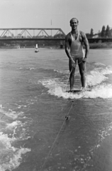 Hungary, Győr, Rába folyó, háttérben a Petőfi (Horthy) híd., 1941, Nagy István, water ski, Fortepan #264512