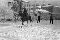 Hungary, Győr, a felvétel az Eszperantó (Sopron) utcában készült, háttérben a vasútállomás épületei mögött a Városháza tornyának sziluettje látszik., 1941, Nagy István, skiing, Fortepan #264521