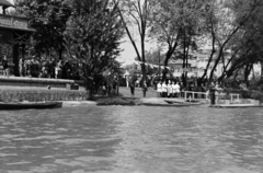 Magyarország, Győr, Vízre hívó Szent Kristóf ünnepe 1937. május 9-én. Megnyító a Radó-szigeten a Győri Csónakázó Egylet regattaháza előtt., 1937, Nagy István, Nagy József, Fortepan #264528