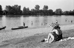 Magyarország, Győr, Győrszentiván (ekkor önálló, ma a város része), szabadstrand a Mosoni-Dunán., 1938, Nagy István, Nagy József, háttal, strand, fürdőruha, pöttyös ruha, folyópart, napernyő, csónak, Fortepan #264536