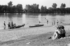 Magyarország, Győr, Győrszentiván (ekkor önálló, ma a város része), szabadstrand a Mosoni-Dunán., 1938, Nagy István, Nagy József, háttal, fürdőruha, pöttyös ruha, folyópart, napernyő, csónak, Fortepan #264537