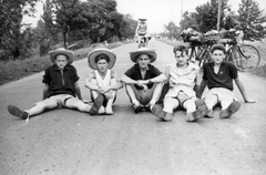 1958, Cséfalvay Katalin, bicycle, hat, excursion, wide sitting, sitting on the ground, height chart, Fortepan #26454