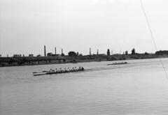 Hungary, Győr, evezősverseny a Mosoni-Dunán. Háttérben a Szeszgyár és a Vagongyár kéményei, a Budai úti víztorony és a Városháza tornya., 1941, Nagy István, Fortepan #264546