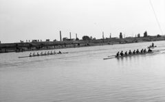 Hungary, Győr, evezősverseny a Mosoni-Dunán. Háttérben a Szeszgyár és a Vagongyár kéményei, a Budai úti víztorony és a Városháza tornya., 1941, Nagy István, Fortepan #264547