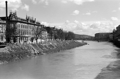 Romania,Transylvania, Oradea, Sebes-Körös a Szent László hídtól a Garasos híd felé nézve. Balra az Ezredévi emléktér (később Strada Libertății) házsora., 1941, Nagy István, Fortepan #264558