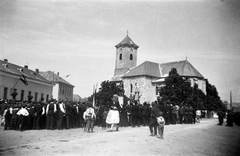 Magyarország, Bajna, Hősök tere, ünnepség a Szent Adalbert-templom előtti I. világháborús emlékműnél., 1942, Ladinek Viktor, Fortepan #264592