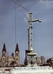 Magyarország, Budapest, az Erzsébet híd építése, a pesti hídfő a Dunáról nézve., 1962, Bambi, templom, színes, építkezés, hídépítés, toronydaru, Fortepan #26465