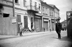 Lengyelország, Rzeszów, ulica Adama Mickiewicza, a gettó egyik kapuja a Rynek közelében., 1942, Ladinek Viktor, Best of, rendőr, gettó, holokauszt, zsidóság, Fortepan #264659