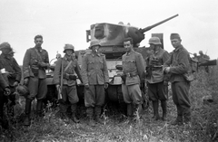 1942, Ladinek Viktor, járműroncs, harckocsi, M3 Stuart, keleti front, csoportkép, Fortepan #264671