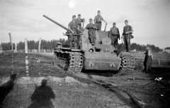 Oroszország, Repjevka, (Voronyezsi terület, repjevkai járás), magyar katonák a zsákmányolt szovjet harckocsin., 1942, Ladinek Viktor, Kliment Voroshilov KV-1, harckocsi, KV-2 tank, keleti front, lánctalp, csoportkép, Fortepan #264682