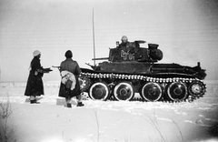 Oroszország, Pokrovo-Mihajlovka, 3. honvéd gépkocsizó lövészzászlóalj katonái egy magyar Panzerkampfwagen 38(t) (T-38) típusú harckocsi mellett. A felvétel 1943. február 4-én készült., 1943, Ladinek Viktor, harckocsi, Panzerkampfwagen 38, Fortepan #264765