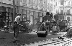 Magyarország, Budapest V., Szabad sajtó út, az Erzsébet híd feljárója., 1964, Bambi, aszfaltozás, építkezés, hídépítés, munka, Tatra 141, Budapest, Fortepan #26480