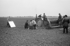 Magyarország, Karcag, Szabadság Termelőszövetkezet. A felvétel Az istállótrágya helyes felhasználása című oktatófilm forgatása közben készült., 1955, Horváth József, filmforgatás, mezőgazdaság, kombájn, Fortepan #264811