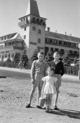 Hungary, untitled, Budapest XII., Rege utca, Vörös Csillag (egykor Golf, később Panoráma) szálloda., 1959, Horváth József, Budapest, boys, wicker bag, girl, brothers, Fortepan #264816