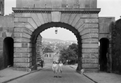 Hungary, Budapest I., Bécsi kapu., 1959, Horváth József, Budapest, boys, monument, arch, Fortepan #264819