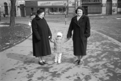 Magyarország, Budapest V., a felvétel a Fővám (Dimitrov) téren készült, háttérben a Vámház (Tolbuhin) körút 2. számú ház oldalhomlokzata., 1957, Horváth József, Budapest, kislány, kézenfogva, zöldséges, Fortepan #264823