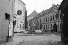 Magyarország, Székesfehérvár, Arany János utca a Szent István (István) tér felé nézve, szemben a Maulbertsch-kút., 1968, Horváth József, Fortepan #264838