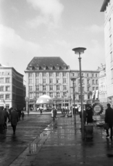 Németország, Lipcse, Markt, szemben a König-Albert-Haus, tőle balra a Barfußgäßchen., 1970, Horváth József, NDK, Fortepan #264843