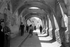 Szlovákia, Rozsnyó, főtér (Námestie baníkov), átjáró a Krásnohorská ulica felé., 1943, Horváth József, utcakép, árnyék, árkád, Fortepan #264855