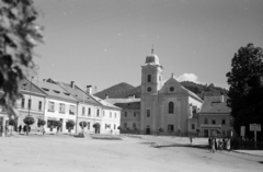 Szlovákia, Rozsnyó, főtér (Námestie baníkov), a ferences templom., 1943, Horváth József, Fortepan #264856