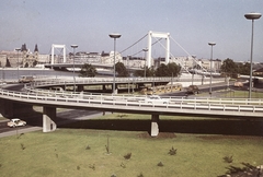 Magyarország, Tabán, Budapest I., az Erzsébet híd a Hegyalja úti lehajtótól nézve., 1965, Bambi, színes, Trabant-márka, Zuk-márka, villamos, látkép, lámpaoszlop, Duna, FVV CSM-2/CSM-4, Budapest, függőhíd, Sávoly Pál-terv, Fortepan #26487