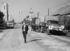 Magyarország, Battonya, Fő utca, balra a Szentháromság-templommal jobbra a Tanácsháza (később Polgármesteri Hivatal) tornyos épülete látható., 1966, Horváth József, rendszám, Fortepan #264877