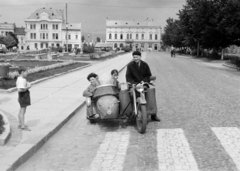 Románia,Erdély, Kézdivásárhely, Gábor Áron tér., 1963, Horváth József, oldalkocsis motorkerékpár, gyalogátkelő, Fortepan #264886