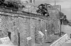 Magyarország, budai Vár, Budapest I., támpillérekkel erősített várfal a keleti udvarban, jobbra az északi kortinafal a lodzsás lépcsőtorony maradványával., 1963, Horváth József, Budapest, Fortepan #264892