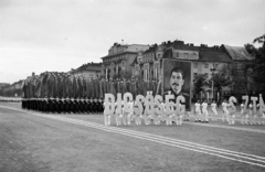 Magyarország, Budapest XIV.,Budapest VI., Ötvenhatosok tere (Sztálin tér), május 1-i felvonulás., 1953, Horváth József, felvonulás, május 1, Sztálin ábrázolás, Budapest, Fortepan #264899