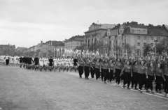 Magyarország, Budapest XIV.,Budapest VI., Ötvenhatosok tere (Sztálin tér), május 1-i felvonulás., 1953, Horváth József, sport mez, futballcsapat, felvonulás, május 1, Budapest, Fortepan #264903