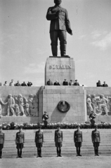 Magyarország, Budapest XIV., Ötvenhatosok tere (Sztálin tér), a dísztribün és a Sztálin-szobor (Mikus István, 1951.) a május 1-i felvonulás idején. Az emelvényen középen balról jobbra Dobi István az Elnöki Tanács elnöke, Rákosi Mátyás miniszterelnök, Gerő Ernő a Minisztertanács elnökhelyettese, Bata István a néphadsereg vezérkari főnöke, Révai József népművelési miniszter., 1953, Horváth József, tribün, libasor, szobor, díszőrség, május 1, Sztálin ábrázolás, Budapest, Fortepan #264906