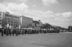 Magyarország, Budapest XIV.,Budapest VI., Ötvenhatosok tere (Felvonulási tér) a Hősök tere felé nézve, háttérben a Dózsa György úton a SZOT székház. Május 1-i felvonulás., 1953, Horváth József, felvonulás, május 1, Budapest, Fortepan #264908