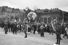 Magyarország, Budapest XIV.,Budapest VI., Ötvenhatosok tere (Sztálin tér), május 1-i felvonulás., 1953, Horváth József, felvonulás, május 1, népviselet, földgömb, Budapest, Fortepan #264911