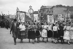 Magyarország, Budapest XIV.,Budapest VI., Ötvenhatosok tere (Sztálin tér), május 1-i felvonulás., 1953, Horváth József, felvonulás, május 1, népviselet, Rákosi Mátyás-ábrázolás, Sztálin ábrázolás, Lenin-ábrázolás, Budapest, Fortepan #264912