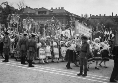 Magyarország, Budapest XIV.,Budapest VI., Ötvenhatosok tere (Sztálin tér), május 1-i felvonulás., 1953, Horváth József, felvonulás, május 1, népviselet, Budapest, Fortepan #264913