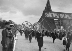 Magyarország, Budapest XIV., Ötvenhatosok tere (Sztálin tér), május 1-i felvonulás., 1953, Horváth József, vörös csillag, felvonulás, május 1, SZÖVOSZ-szervezet, Budapest, Fortepan #264914