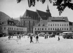 Románia,Erdély, Brassó, Fő tér (ekkor Piața 23 August, ma Tanács tér, Piața Sfatului), háttérben a Fekete templom., 1967, Horváth József, templom, tér, TV készülék, TV állvány, Fortepan #264915